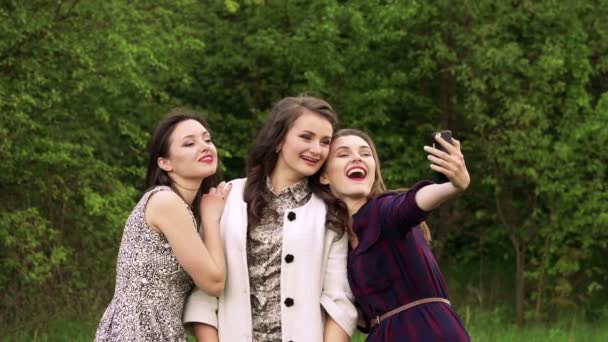 Belle ragazze scattare selfie nel giardino verde. Lentamente. — Video Stock