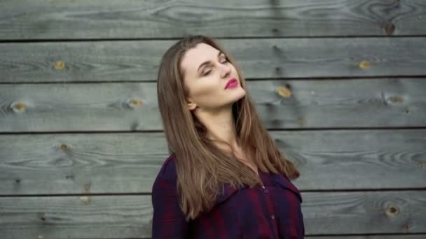 Portret ładny dziewczyna patrząc na kamery na drewniane tła. 4k — Wideo stockowe