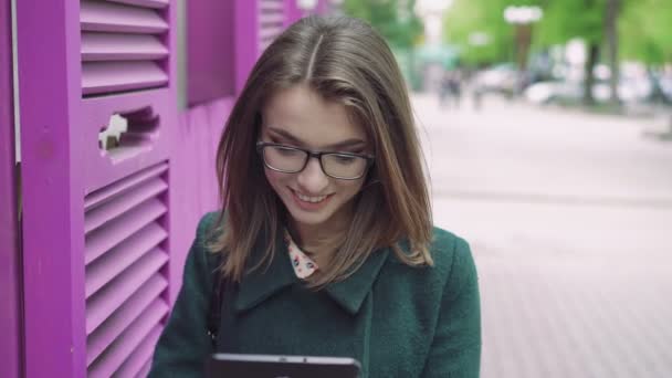 Ritratto di bella ragazza che usa un tablet su una strada 4k — Video Stock