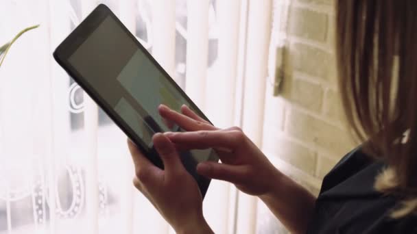 Primer plano de las manos de la mujer, pantalla de la tableta en el fondo de la ventana 4k — Vídeos de Stock