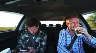 İki komik çocuklar sürüş hızlı arabada, kahve içiyorsun gülümseyen