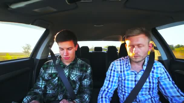 Dos chicos viajando en el coche, hablando, velocidad, estilo de vida — Vídeo de stock