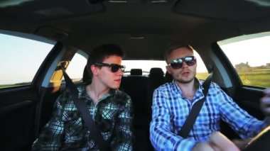 Araba sürüş, telefon kullanarak ve gülümseyen iki adam