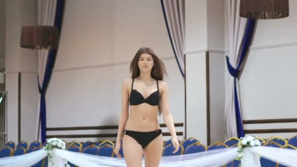 Sexy chica desfilar en un traje de baño en el pasillo — Vídeos de Stock