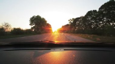 Araç noktası yolda sürüş görüş. Ön cam ile bak