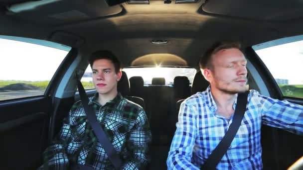 Δύο φίλοι, οδήγηση στο αυτοκίνητο, το χαμόγελο, χορός σε μια ηλιόλουστη καλοκαιρινή μέρα — Αρχείο Βίντεο