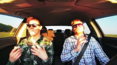 Şarkı ve dans eğleniyor arabadaki iki adam