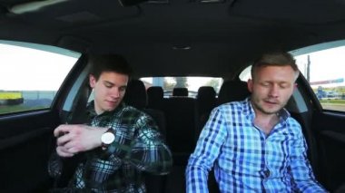 Araba sürme, bir kenara seyir arabada oturan iki adam