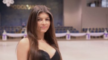 Seksi kız bir mayo bir kamerada poz