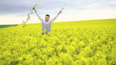 Neşeli çocuk tecavüz tecavüz ve gökyüzü arka plan üzerinde keser. 4k