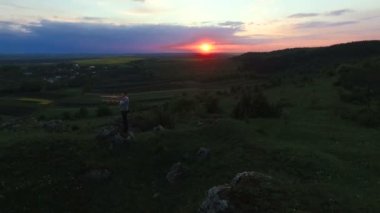 Çocuk oyuncak uçak üzerinde yeşil manzara ile kullanma. Havadan görünümü