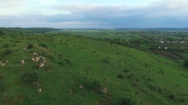 Hava görünümünü muhteşem yeşil yamaçları, genç çocuk oyuncak uçak ile çalışan