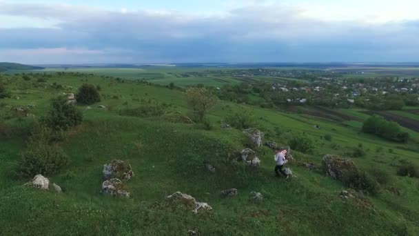 Vue aérienne de rochers verts étonnants, garçon tenir l'avion fait maison — Video