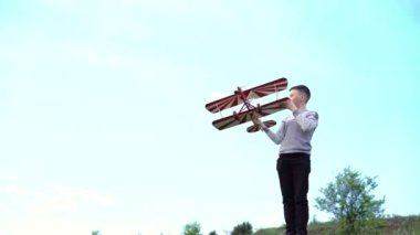 Ev yapımı düzlem gökyüzü arka plan üzerinde kullanarak çocuk. 4k