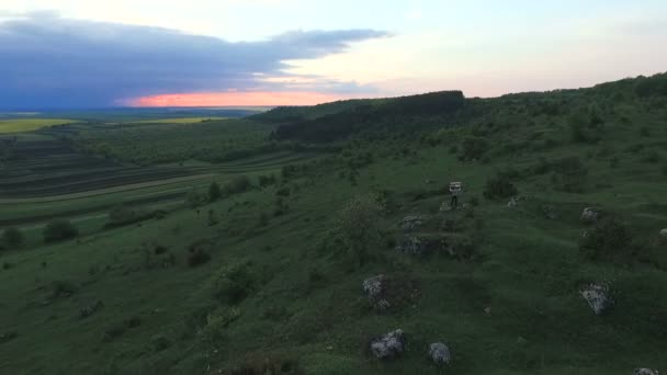 Genç çocuk dağda ev yapımı uçak tutar. Havadan görünümü — Stok video