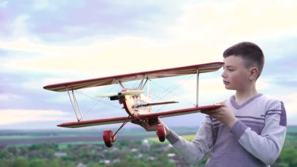 Ragazzo che usa l'aereo giocattolo sullo sfondo del cielo. 4k — Video Stock