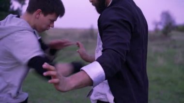 İki adamın doğa üzerinde mücadele kapatın. 4k