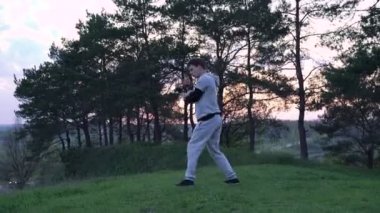 Doğa el hareketleri yapıyor, güçlü oğlum. 4k