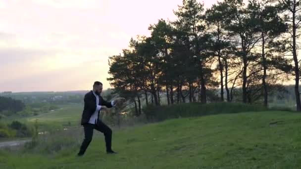 La actuación de Wing Chun por maestro en la naturaleza. 4k — Vídeos de Stock