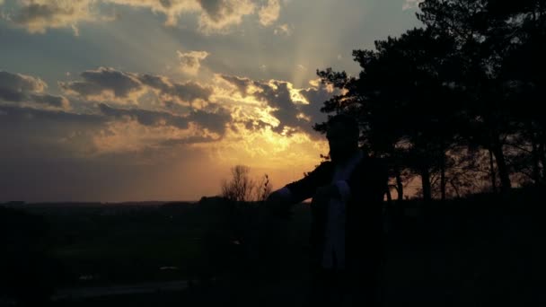 A arte de Wing Chun pelo mestre no por do sol em 4k — Vídeo de Stock