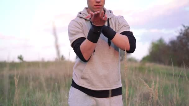 Wing Chun sanat Nehri yakınında genç adam. 4k — Stok video
