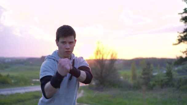 Král sportu Wing Chun mladý muž, v blízkosti řeky. 4k — Stock video