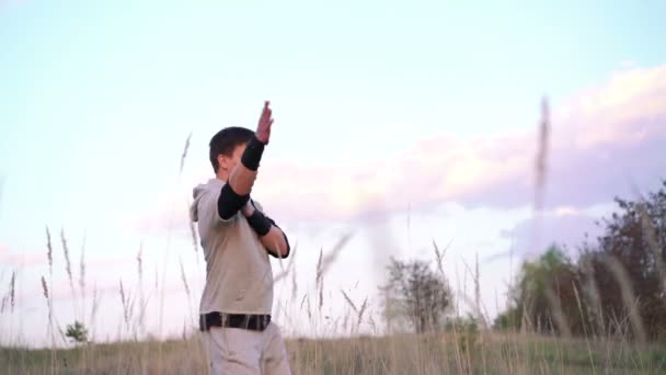 L'arte del Wing Chun di un giovane vicino al fiume. 4k — Video Stock