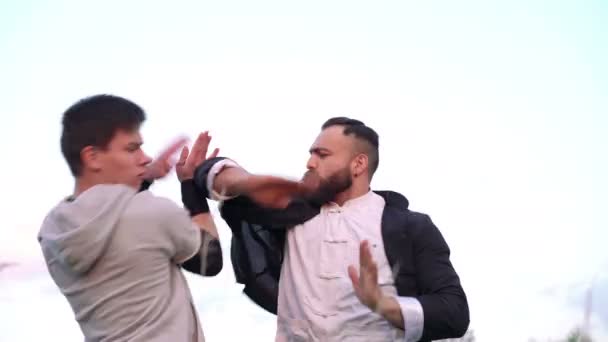 Die Kämpfe der Männer Hände auf Himmel Hintergrund. 4k — Stockvideo
