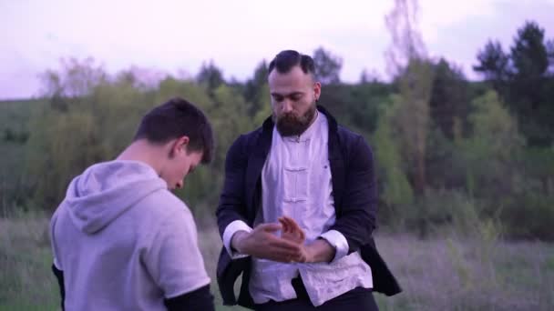 Maestro del deporte muestra el rendimiento en la naturaleza. 4K — Vídeos de Stock