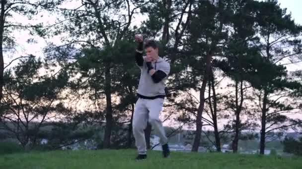Fiatal férfi csinál a mozog, a kéz a természet. 4k — Stock videók