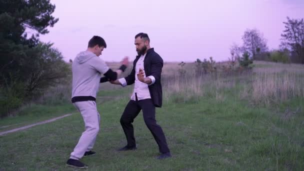 Dos hombres peleando por la naturaleza. 4K — Vídeos de Stock