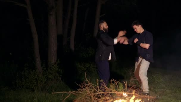 Umění Wing Chun poblíž ohně na pozadí noci. 4k — Stock video