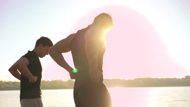 O desempenho de Wing Chun entre mestre e seguidor, por do sol. 4k — Vídeo de Stock