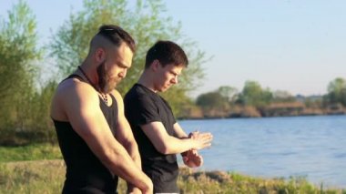 Wing Chun performansını Nehri yakınında güçlü erkekler arasında. Yavaş yavaş