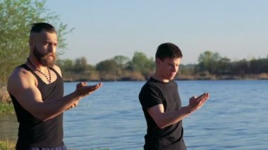 Wing Chun Nehri yakınında güçlü adamlar tarafından performansını. Yavaş yavaş