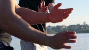 Wing Chun performansını masters Nehri yakınında arasında. Yavaş yavaş