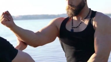 Portre güçlü erkekler arasında Nehri yakınında Wing Chun ile mücadele. Yavaş yavaş