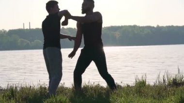 Wing Chun performans arasında güçlü adamlar Nehri yakınında. Yavaş yavaş