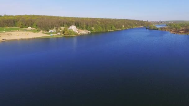 Luchtfoto van vlucht over de rivier, geweldig landschap, villa — Stockvideo