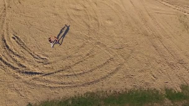 Flygfoto över utbildning Wing Chun på en sand i varm dag — Stockvideo