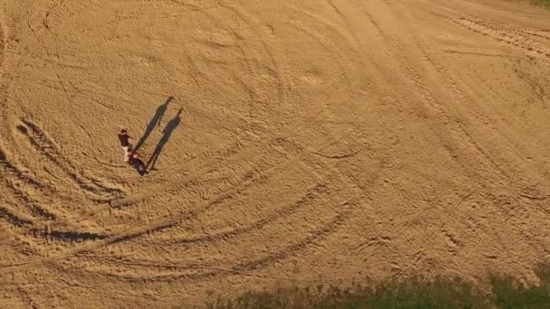 Flygfoto över utbildning Wing Chun på en sand mellan män — Stockvideo