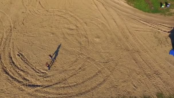 Luftaufnahme des Kampfes gegen einen Flügel chun auf einem Sand zwischen Männern — Stockvideo
