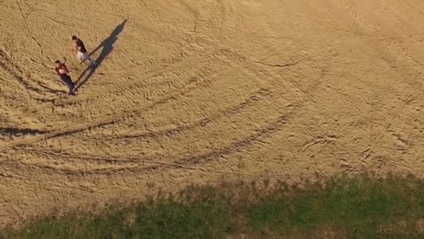 Vue aérienne des combats de Wing Chun sur un sable entre hommes 