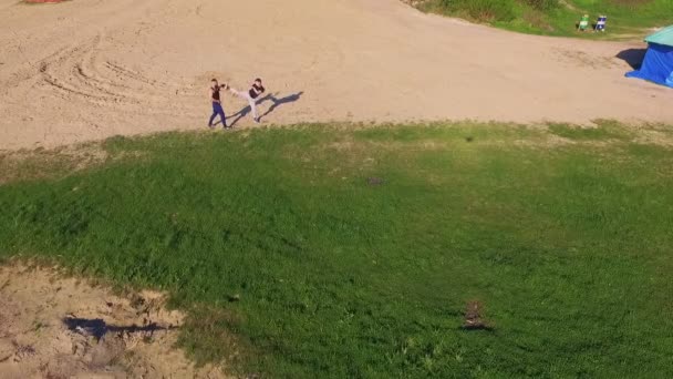 Luchtfoto van Wing Chun op een zand tussen de sterke mannen — Stockvideo