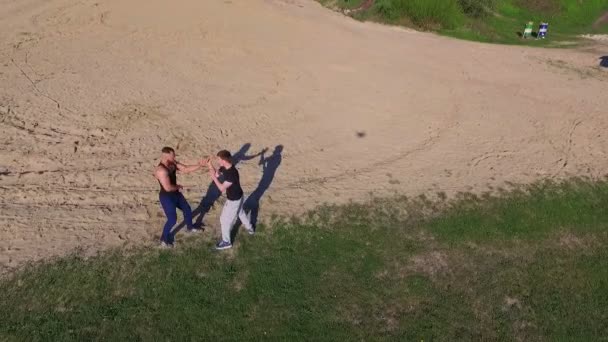 A légi felvétel a Wing Chun, a tengerparton, erős férfiak között — Stock videók