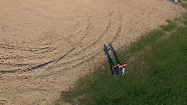 Vista aérea de Wing Chun em uma costa entre treinador e menino — Vídeo de Stock