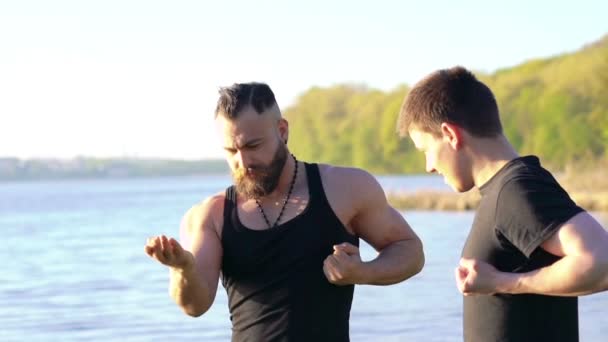 Gyakorló a wing chun mester szabadtéri. Lassan — Stock videók