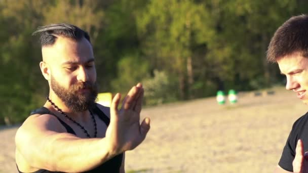 Chun beoefenen van vleugel met meester op de natuur. Langzaam — Stockvideo