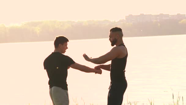 Boje Wing Chun poblíž řeky mezi silných mužů. Zpomalený pohyb — Stock video