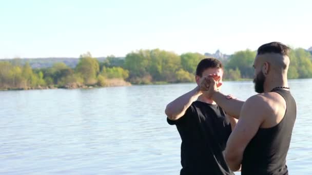 Wing Chun Kunst von Meister und Anhänger in der Nähe des Flusses. langsam — Stockvideo